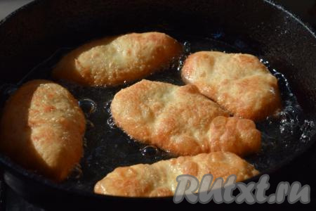 Затем пирожки переворачиваем на другую сторону и жарим до готовности и румяной корочки (около 3&nbsp;минут).