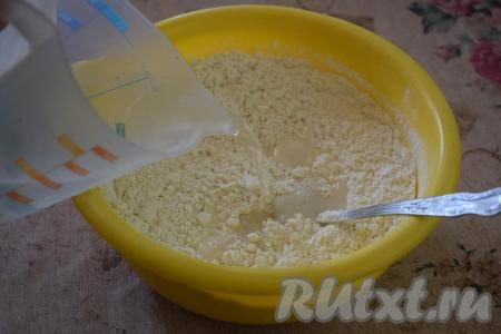 Вольём к мучной смеси тёплую воду (температура воды должна быть не выше 40 градусов).