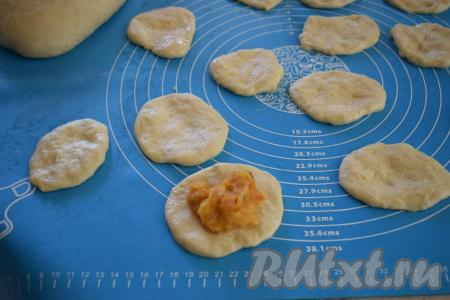 Далее каждый кусочек теста расплющиваем в лепёшку. На середину лепёшки выкладываем около 1 столовой ложки картофельной начинки.