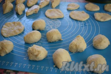 Разделяем тесто на, примерно, равные кусочки (я разделила тесто на 28 кусочков).