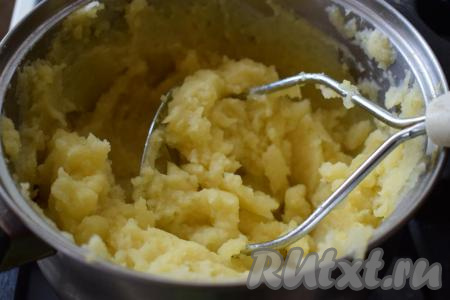 В это время приготовим начинку.&nbsp;Картофель очищаем и отвариваем в кастрюле в подсоленной воде до готовности (в течение,&nbsp;примерно, 30-35 минут). Затем воду из кастрюли сливаем и разминаем картошку толкушкой до однородности (чтобы картофельное пюре было без комочков).
