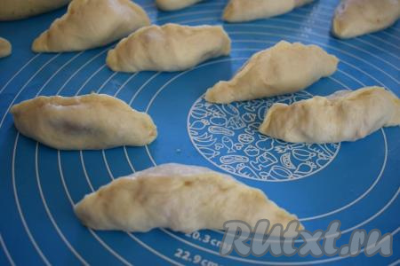 Защипываем пирожки сверху начинки.