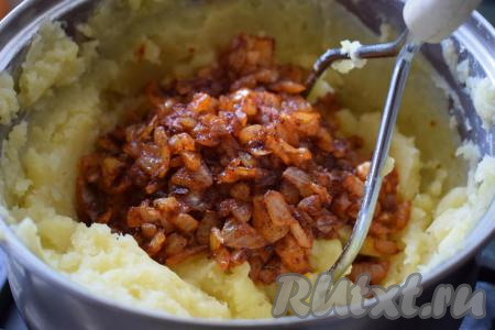 Лук, обжаренный со специями отправляем к размятому картофелю и при помощи толкушки разминаем пюре с луком до однородности. Наша начинка готова, дадим ей немного остыть.