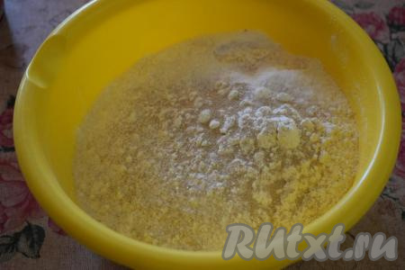 Замесим тесто для пирожков, для этого в глубокую миску насыпем 500 грамм муки, добавим соль, сахар и сухие дрожжи, перемешаем между собой.