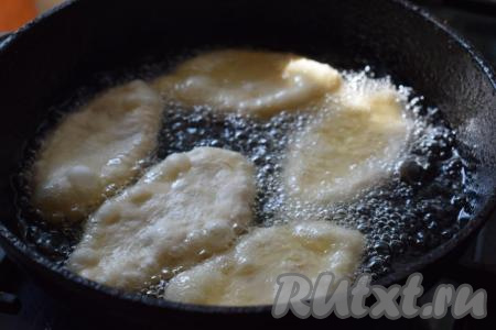 В&nbsp;сковороду наливаем растительное масло для жарки и разогреваем его. В кипящее масло отправляем заготовки пирожков. Огонь для жарки делаем средний, чтобы наши дрожжевые пирожки с картошкой смогли хорошо прожариться изнутри. Жарим&nbsp;сначала с одной стороны до образования румяной корочки (примерно, 3-4 минуты).