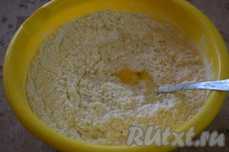 Добавим яйцо и слегка перемешаем ингредиенты.