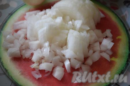 Лук очищаем от кожицы и нарезаем на мелкие кубики.
