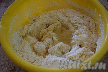 Далее вливаем растительное масло и начинаем замешивать тесто вначале с помощью ложки, а затем выполняем замес руками.