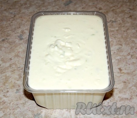 Полученную смесь аккуратно перелить в контейнер, закрыть его и убрать в морозилку.