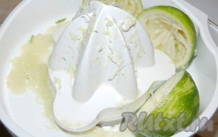 Разрезать лаймы пополам и выжать сок.