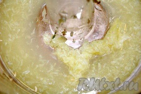 Разрезать лаймы пополам и выжать сок.