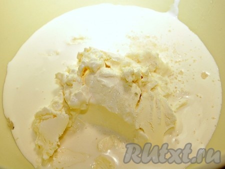 Охлаждённые сливки жирностью не менее 33% взбить миксером с добавлением остатков сахарной пудры и щепоткой соли.
