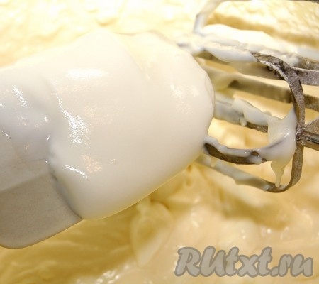 К взбитым сливкам добавить йогурт, перемешать.
