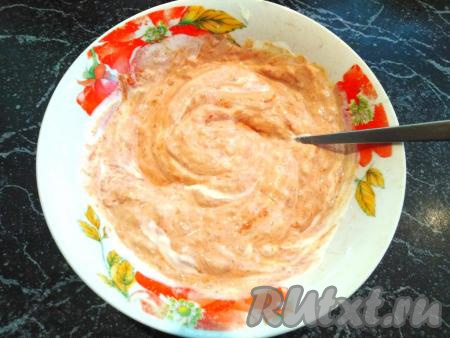 Подготовим заправку для икры, для этого соединяем в мисочке майонез, чёрный молотый перец, томатную пасту и чеснок, выдавленный через пресс, перемешиваем до однородности.