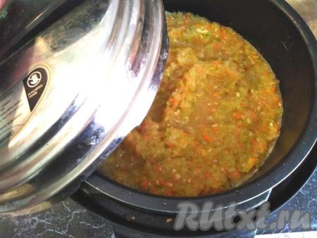 Готовим кабачковую икру 1,5 часа на режиме "Тушение", закрыв крышку мультиварки и немного приоткрыв клапан для выхода пара.