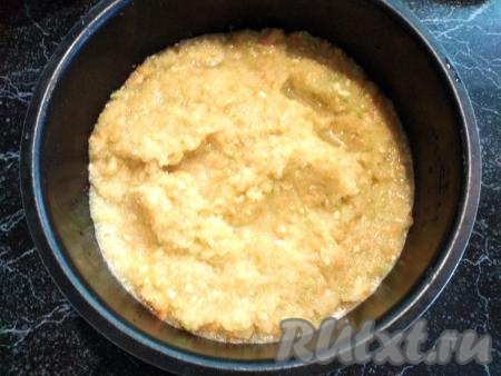 Перекладываем овощную массу в чашу мультиварки (у меня чаша объёмом 5 литров).