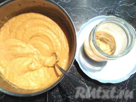 Готовую икру, дав ей немного остыть, подаём к столу в качестве закуски, намазав на кусочек хлеба, или в качестве гарнира к рыбе и мясу. Или, сняв кастрюлю с огня, раскладываем горячую кабачковую икру, приготовленную с добавлением томатной пасты и майонеза, в предварительно простерилизованные банки и закатываем заранее прокипячёнными крышками.