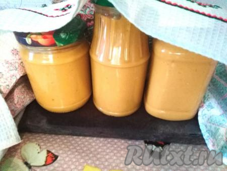 Баночки с икрой накрываем полотенцем и оставляем до полного остывания, а затем убираем в погреб (или другое холодное место) на хранение.