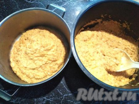 Протушенную кабачковую икру перекладываем в кастрюлю и измельчаем с помощью погружного блендера. Измельчаем основательно, так как от этого будет зависеть вкус нашей икры, чем лучше вы пробьете&nbsp;её блендером, тем нежнее она получится.