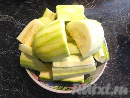 Сначала моем кабачки, очищаем от кожицы (если семечки очень крупные, их тоже желательно убрать) и нарезаем такими кусочками, которые влезут в отверстие вашей мясорубки.