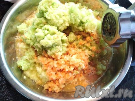 Перекручиваем морковь, кабачки, лук и перец через мясорубку (желательно использовать решётку с мелкими отверстиями).