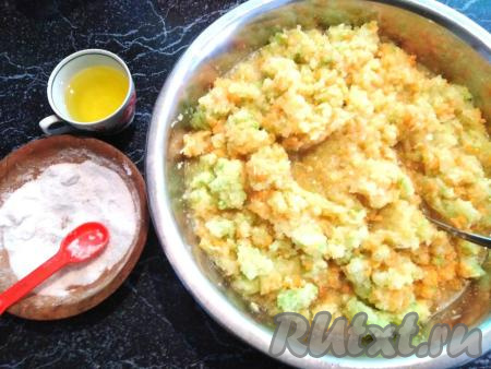 В перемолотые овощи добавляем соль и растительное масло, перемешиваем.