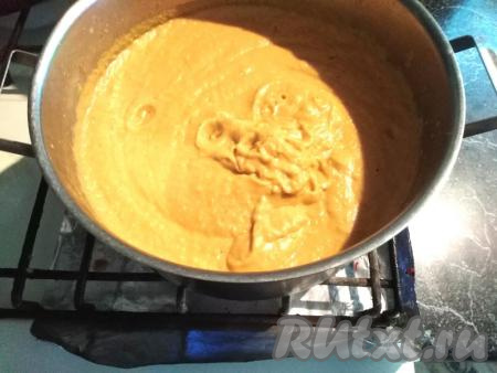 Нежную и мягкую икру нагреваем на плите в кастрюле до кипения, аккуратно перемешивая.