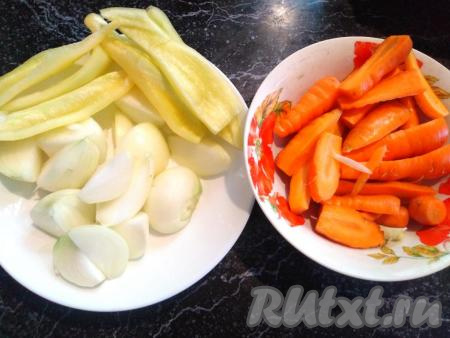 Затем моем и очищаем морковь, лук, удаляем семенные коробочки из болгарского перца. Нарезаем лук, перец и морковь так, чтобы они поместились в отверстие вашей мясорубки.