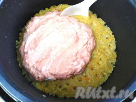 По истечении указанного времени открываем крышку мультиварки и добавляем заправку, перемешиваем нашу кабачковую икру и готовим в мультиварке ещё полчаса на том же режиме, чуть приоткрыв клапан.