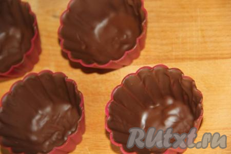 Формочки с хорошо застывшим шоколадом достать из морозилки.
