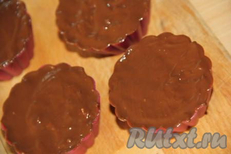 Поверх творожной массы равномерно распределить оставшийся шоколад, разогретый на водяной бане. Поставить глазированные сырки в холодильник, как минимум, на 30-40 минут (шоколад должен полностью застыть).