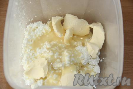 К творогу добавить сгущёнку и мягкое сливочное масло.