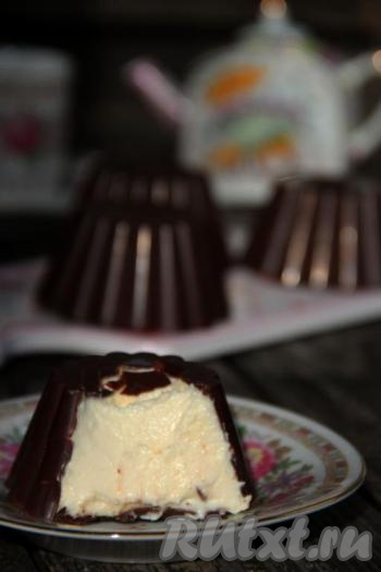 Переложить глазированные сырки, приготовленные со сгущёнкой, на тарелку и подать к столу. Попробуйте сделать дома такие&nbsp;сырки, детки и любители вкусностей точно будут вам благодарны!