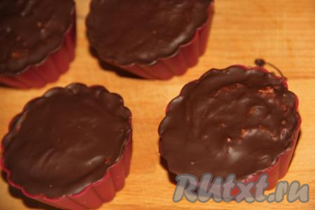 Глазированные творожные сырки, приготовленные с добавлением сгущёнки, достать из холодильника.