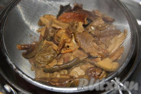 Откинуть отваренные грибы на дуршлаг и остудить. Отваренные сушёные грибы в дальнейшем обжаривать не надо, дайте им остыть, а затем нарежьте на длинные полоски с помощью ножниц. А вот если готовите салат с лесными грибами или с шампиньонами, их нужно обжарить на сковороде, разогретой с растительным маслом, в течение 10 минут, на среднем огне, не забывая периодически помешивать. Обжаренным грибам нужно дать остыть.