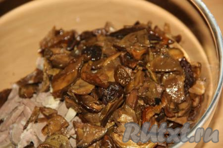 К нарезанному сердцу выложить остывшие грибы.