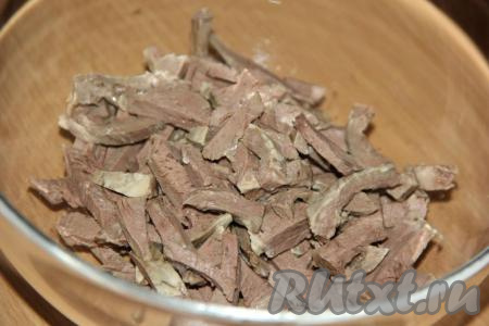 Остывшее варёное сердце достать из бульона и нарезать на брусочки.