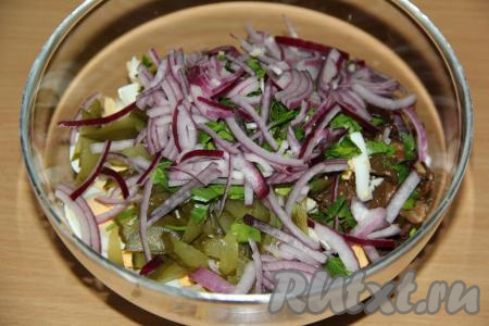 Луковицу почистить и нарезать на тонкие полукольца. Петрушку вымыть, мелко нарезать. Добавить лук и петрушку в салат.