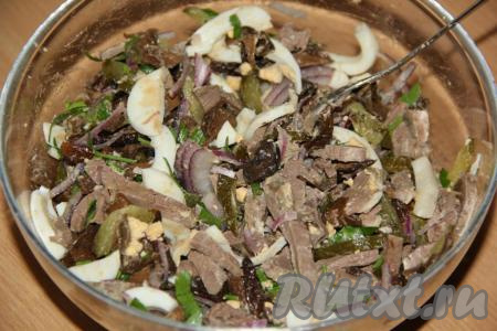 Перемешать салат, посолить по вкусу.