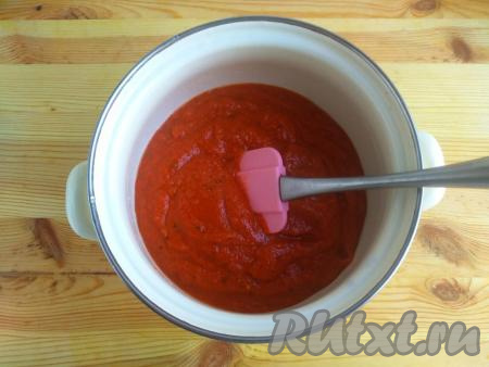 Варить соус на среднем огне при периодическом помешивании, около 7-10 минут с момента закипания. Готовность определяется наличием следа на поверхности соуса при помешивании.