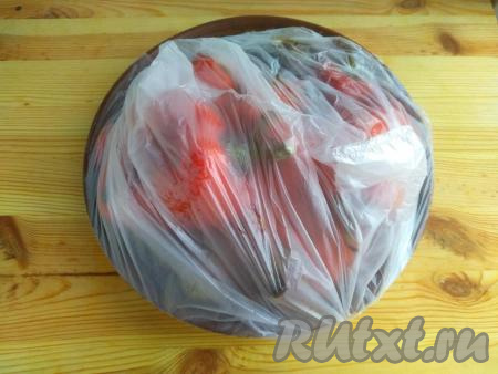 Болгарские перцы и баклажаны выложить в керамическую миску, накрыть пищевой плёнкой (или полиэтиленовым прозрачным пакетом) и дать остыть - этот нехитрый приём позволит легко очистить остывшие овощи от шкурки.