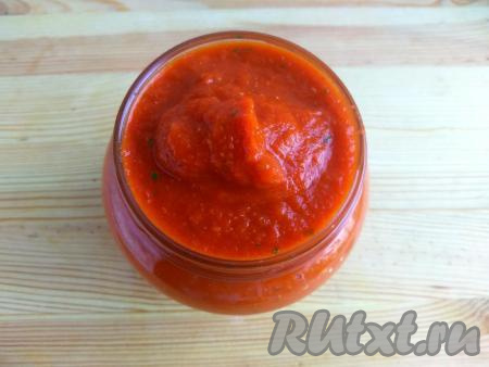 Банку простерилизовать, крышку ошпарить. Готовый горячий соус "Айвар" выложить в банку доверху, слегка постучать баночкой об стол для удаления возможных&nbsp;пузырьков воздуха в банке.