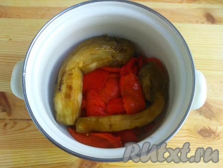 Остывшие перцы очистить от шкурки, плодоножек и косточек, слить излишки сока (этот сок можно использовать, например, для приготовления супа). Баклажаны тоже&nbsp;очистить от кожуры. В кастрюлю для приготовления соуса выложить очищенные сладкие перцы и баклажаны.
