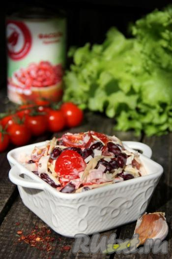 Аппетитный, вкусный и достаточно сытный салат с фасолью, сыром, крабовыми палочками и помидорами можно сразу подавать к столу, оформив порционно, или переложив в большой салатник. Вот так за считанные минуты можно приготовить этот замечательный салатик!