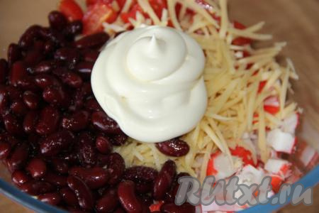 Посолить по вкусу получившийся салат и заправить майонезом.