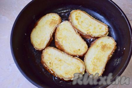 Огонь для жарки гренок должен быть средним, чтобы греночки успели прожариться внутри, но не начали подгорать. Обжарьте греночки с двух сторон до золотистого цвета.