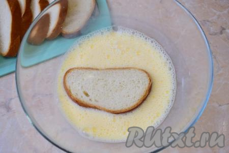 Каждый ломтик батона обмакните со всех сторон в молочно-яичную смесь и выложите на горячую сковороду, разогретую с небольшим  количеством растительного масла.