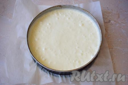 Воздушное, не очень густое бисквитное тесто перелейте в разъёмную форму для выпечки диаметром 22 см (дно формы, при желании, можно застелить пергаментом) и поставьте в духовку, разогретую до 180 градусов, на 45-60 минут. Ориентируйтесь по своей духовке.