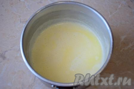 В небольшом ковше соедините молоко и сливочное масло. Поставьте ковш на огонь и доведите до кипения. Оставьте массу на небольшом огне покипеть, чтобы сливочное масло полностью растаяло.