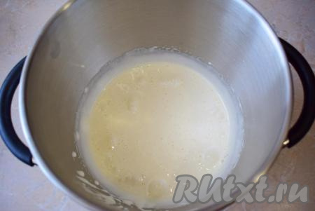 Отдельно, в чаше для взбивания, соедините сырые куриные яйца с сахаром и взбейте их на максимальной скорости миксера в течение нескольких минут. Продолжительность взбивания будет зависеть от мощности вашего миксера (у меня очень мощный миксер и на взбивание уходит 3-4 минуты). Взбитые яйца должны увеличиться в размере и масса станет густой и очень пышной.